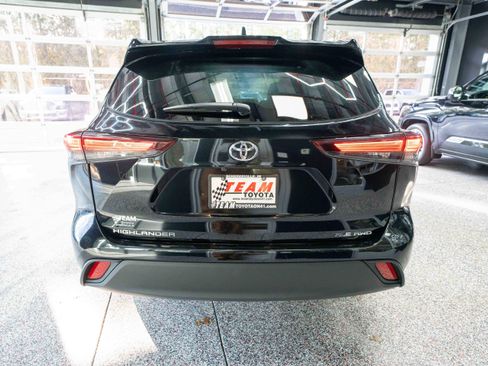 Used 2025 Toyota Highlander XLE image 3