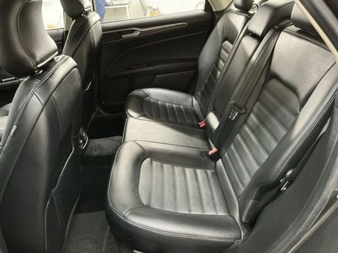 Used 2018 Ford Fusion SE w/ Fusion SE Technology Package image 12