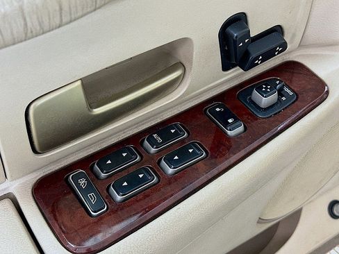 Used 2004 Lincoln Town Car Signature RWD image 16