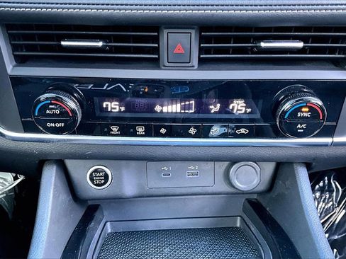 Used 2023 Nissan Rogue SV image 14