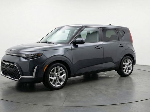 Used 2025 Kia Soul LX w/ LX Technology Package image 3