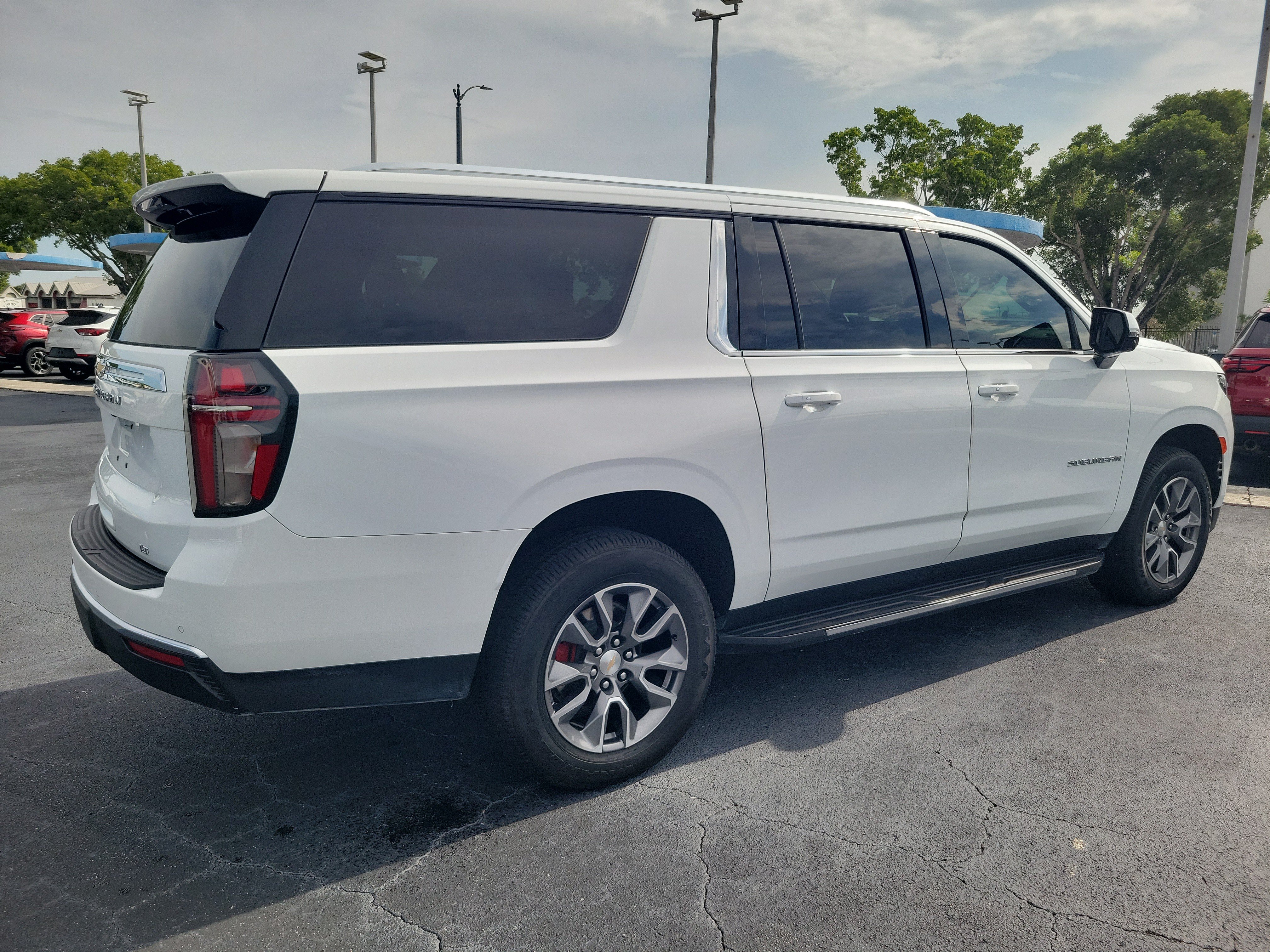 Used 2024 Chevrolet Suburban LT w/ Luxury Package RWD image 4