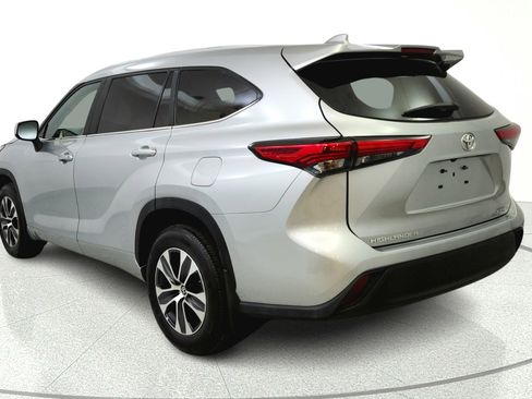 Used 2023 Toyota Highlander XLE AWD/4WD image 5