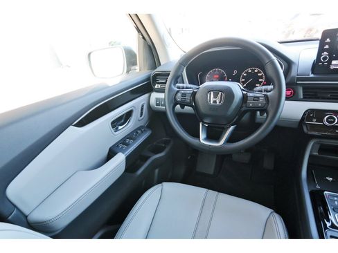 Used 2024 Honda Pilot Touring image 9