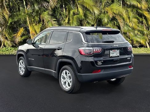 Used 2024 Jeep Compass Latitude AWD/4WD image 8