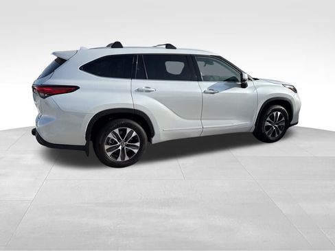 Used 2022 Toyota Highlander XLE image 4