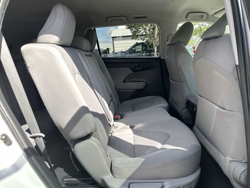 Used 2023 Toyota Highlander LE AWD/4WD image 18