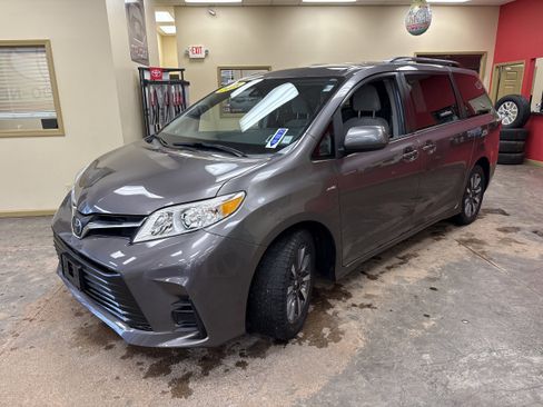 Used 2018 Toyota Sienna LE image 3