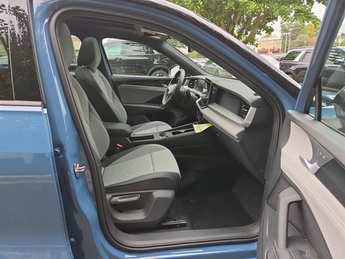 New 2025 Volkswagen Tiguan SE R-Line image 36