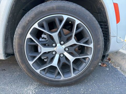 Used 2022 Jeep Grand Cherokee Summit image 4