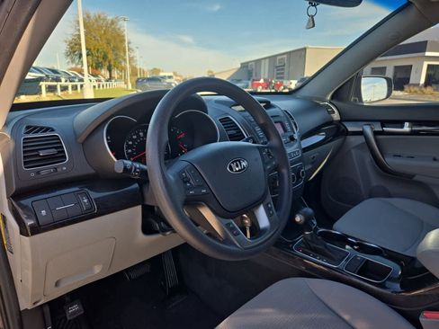 Used 2015 Kia Sorento LX image 2