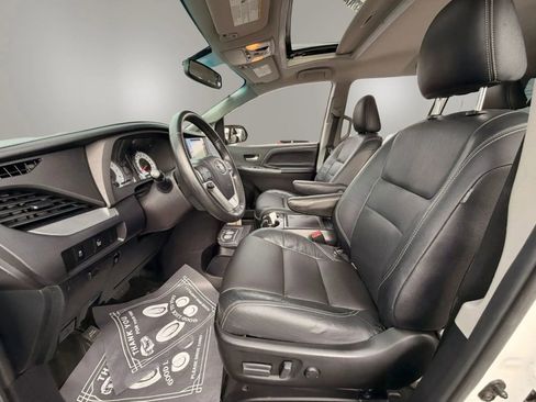 Used 2015 Toyota Sienna SE w/ SE Preferred Package FWD image 28