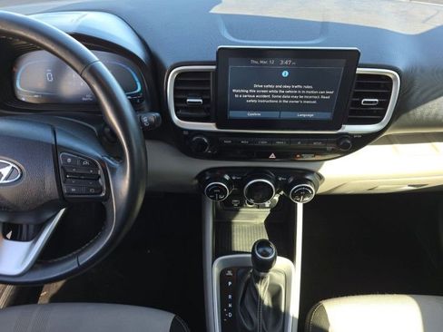 Used 2023 Hyundai Venue SEL image 15