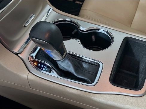 Used 2017 Jeep Grand Cherokee Limited image 16