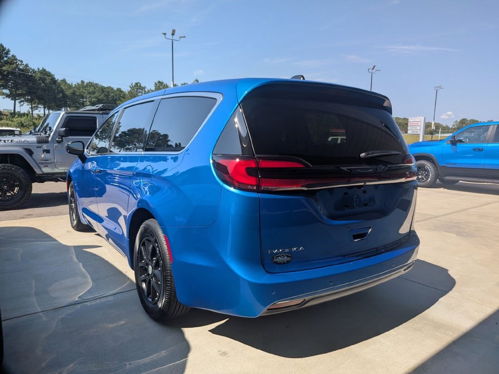 New 2027 Chrysler Pacifica Select FWD image 5