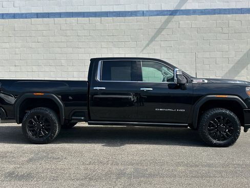 Used 2021 GMC Sierra 2500 Denali w/ Denali Black Diamond Edition AWD/4WD image 3