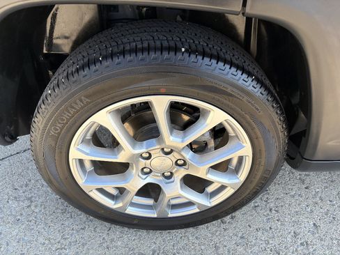 Used 2023 Jeep Compass Latitude w/ Sun and Sound Group AWD/4WD image 11
