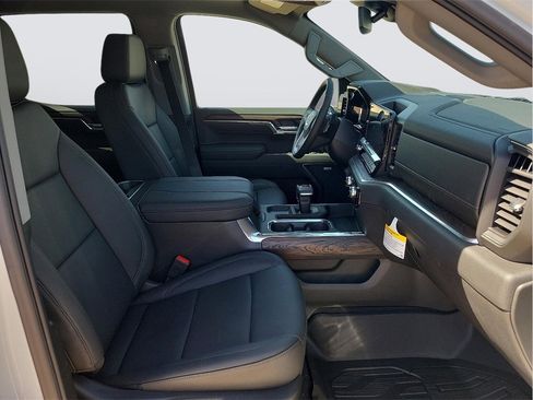 New 2025 GMC Sierra 1500 SLT image 18