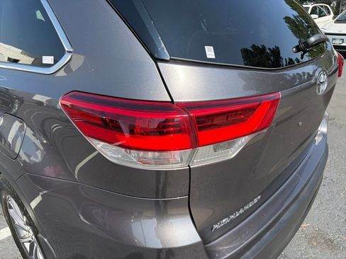 Used 2019 Toyota Highlander XLE AWD/4WD image 37
