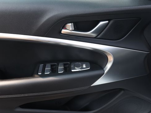 Used 2025 Genesis G70 2.5T RWD image 4