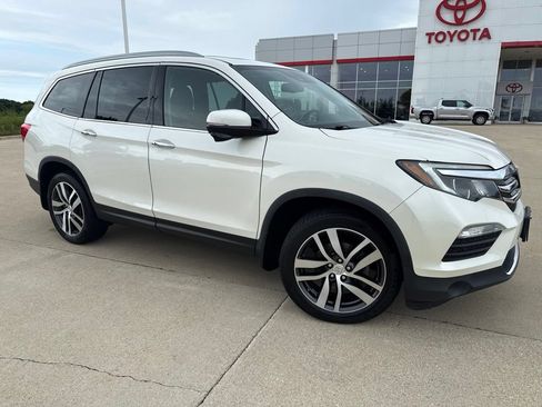 Used 2018 Honda Pilot Touring image 2