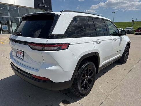 Used 2025 Jeep Grand Cherokee Altitude AWD/4WD image 28