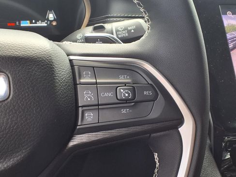 Used 2025 Jeep Grand Cherokee Altitude image 16