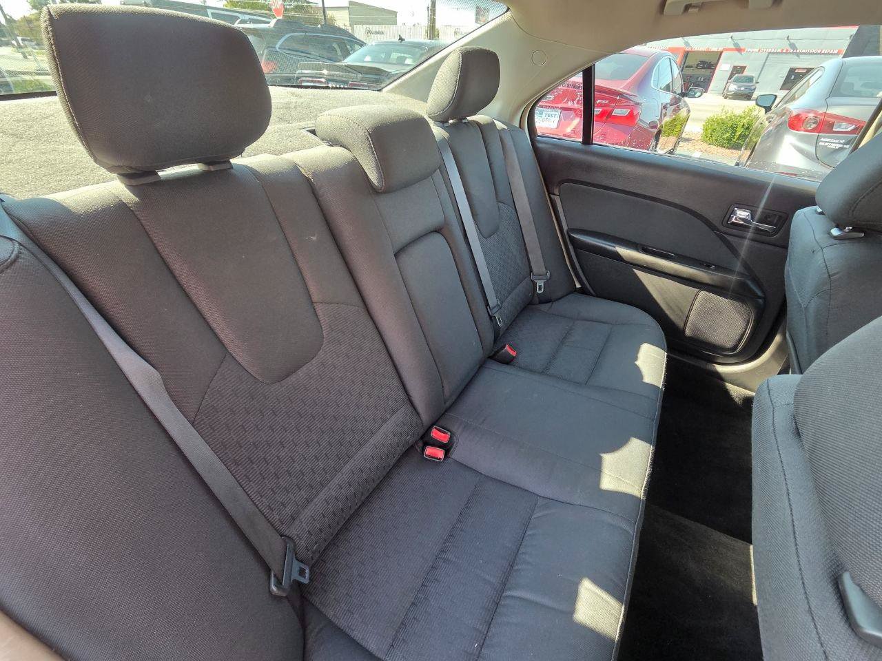 Used 2011 Ford Fusion SE FWD image 17