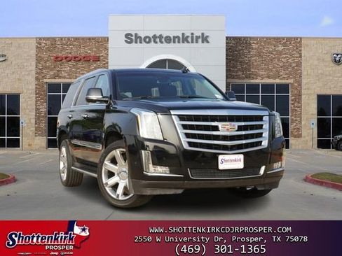 Used 2018 Cadillac Escalade Luxury RWD image 1