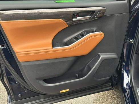 New 2026 Toyota Highlander Platinum AWD/4WD image 13