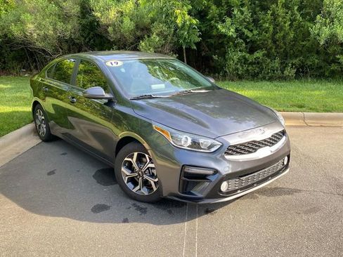 Used 2019 Kia Forte LXS FWD image 1