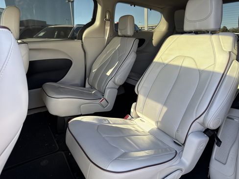 Used 2017 Chrysler Pacifica Limited w/ Advanced Safetytec Group image 29