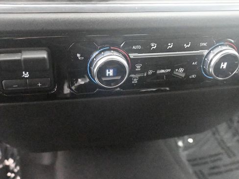 Used 2025 GMC Sierra 1500 SLT image 32