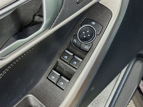 Used 2023 Ford Explorer XLT image 19