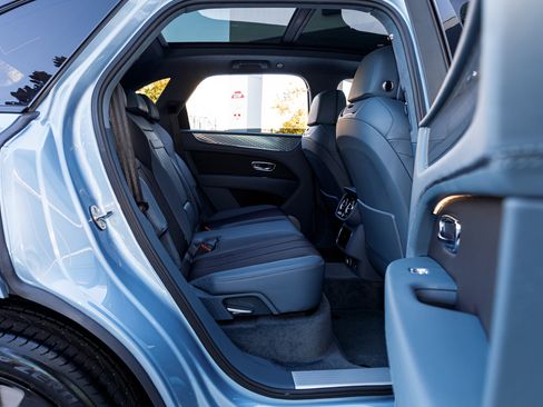 Used 2023 Bentley Bentayga image 17