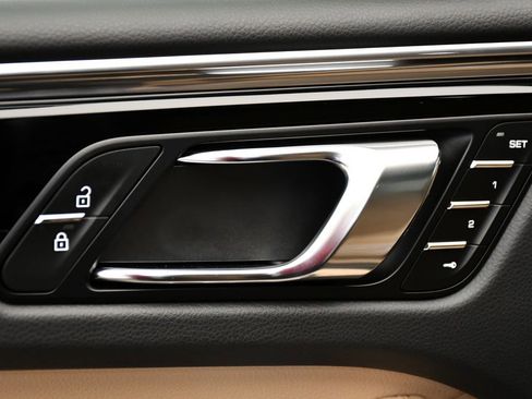 Certified 2025 Porsche Macan AWD/4WD image 36