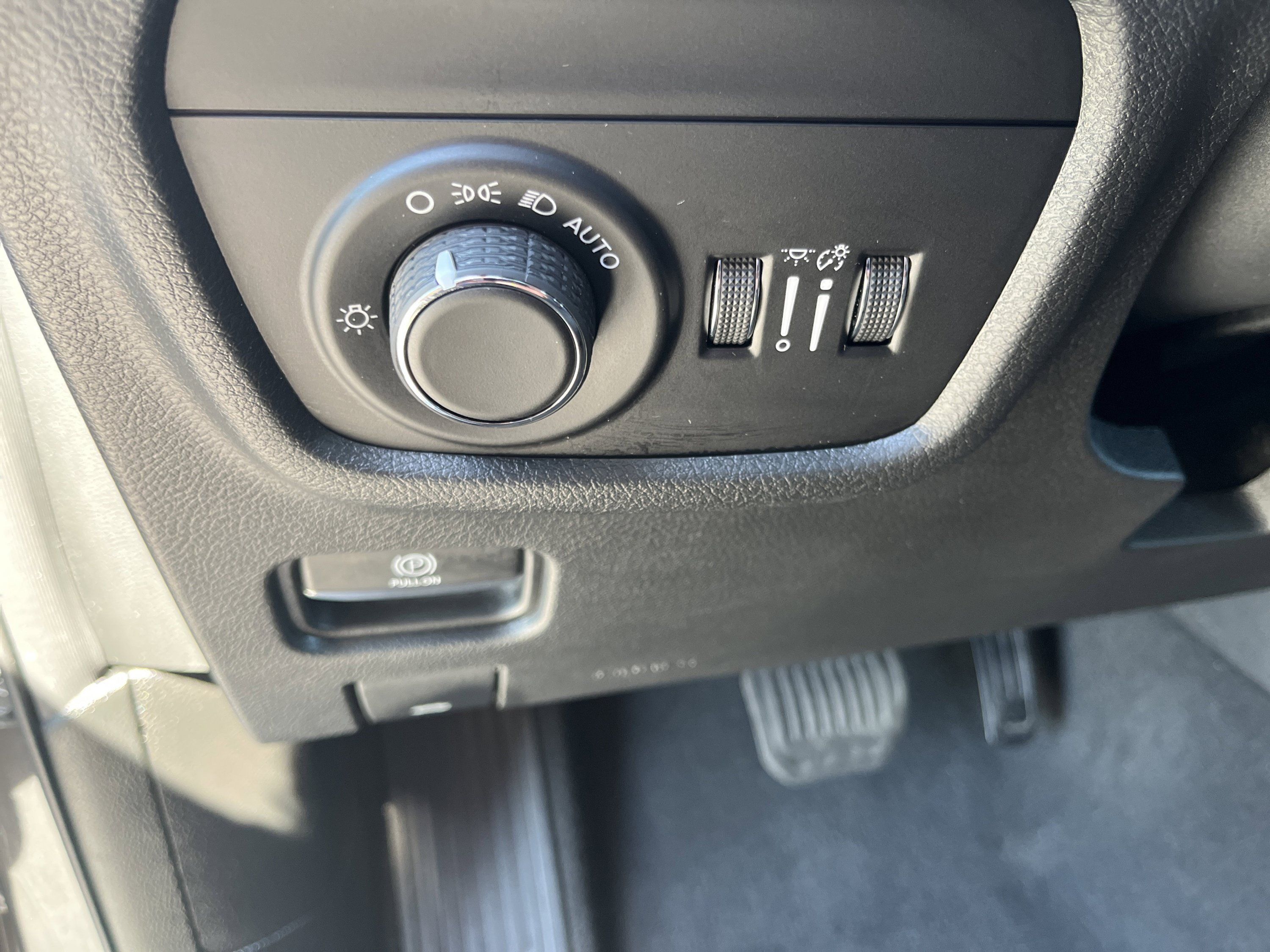 Used 2022 Jeep Grand Cherokee Laredo w/ Luxury Tech Group I AWD/4WD image 17
