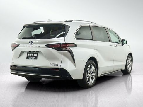 Used 2023 Toyota Sienna Platinum AWD/4WD image 5