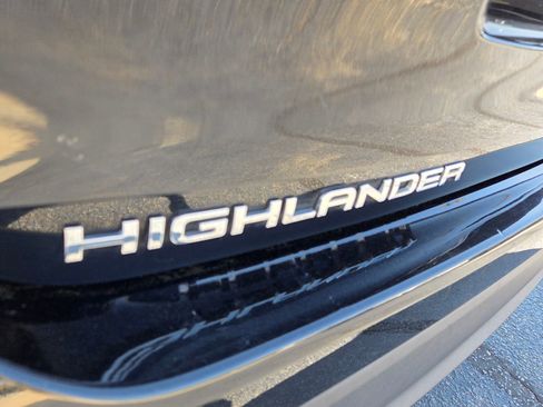 Used 2022 Toyota Highlander Bronze Edition FWD image 12