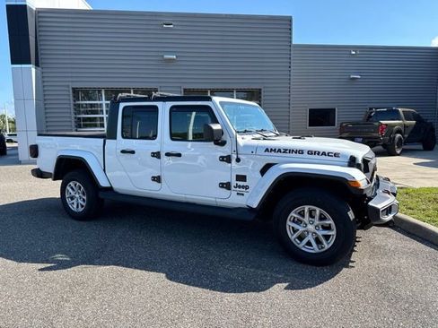 Used 2023 Jeep Gladiator Sport AWD/4WD image 3