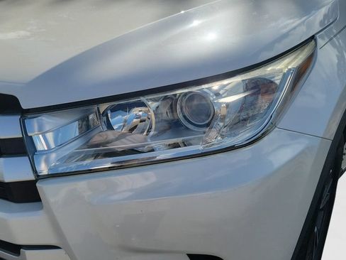 Used 2018 Toyota Highlander Plus FWD image 24