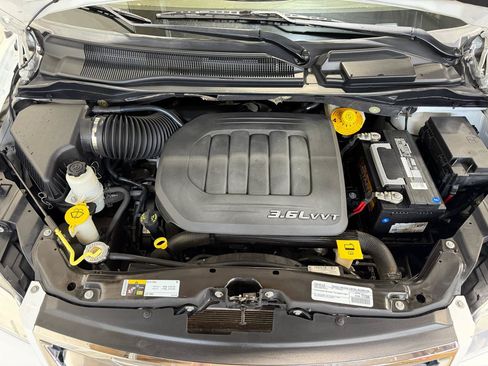 Used 2015 Chrysler Town & Country Touring FWD image 27