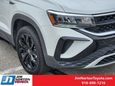Used 2023 Volkswagen Taos SE w/ Panoramic Sunroof Package AWD/4WD image 10
