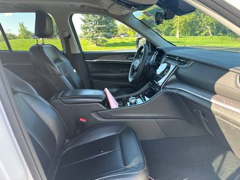 Used 2023 Jeep Grand Cherokee Limited w/ Black Appearance Package AWD/4WD image 19