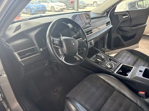 Used 2022 Mitsubishi Outlander SE AWD/4WD image 2
