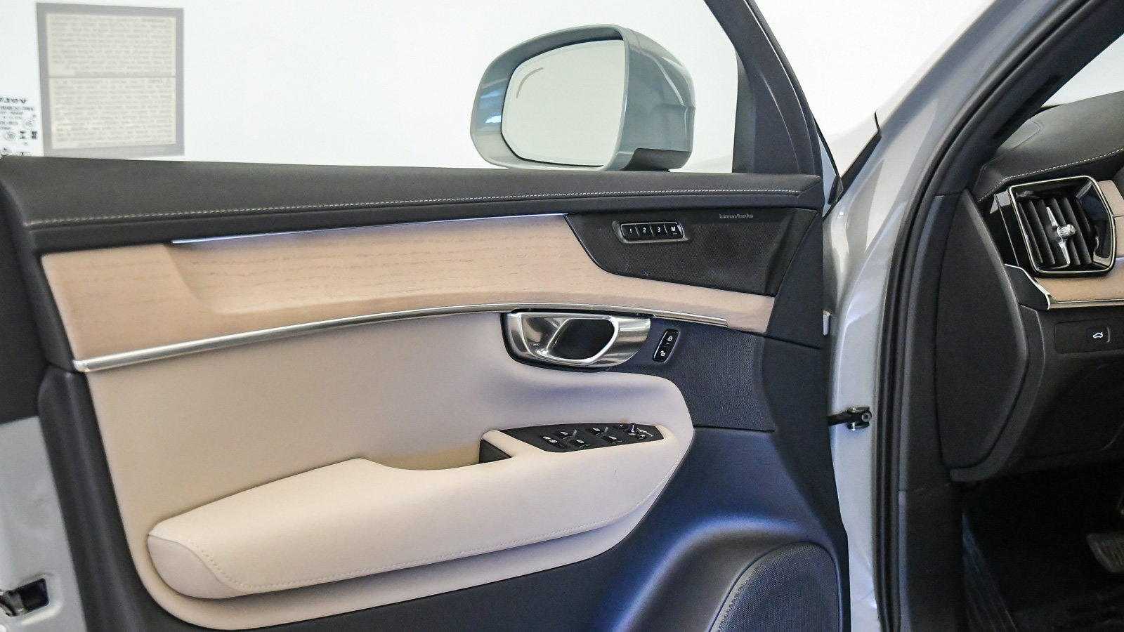 Certified 2026 Volvo XC90 B6 Plus AWD/4WD image 26