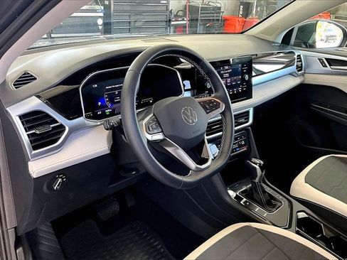 Certified 2025 Volkswagen Taos SE image 14