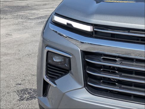 Certified 2025 Chevrolet Traverse LT w/ Driver Confidence Package FWD image 10