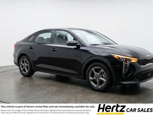 Used 2025 Kia K4 LXS image 1