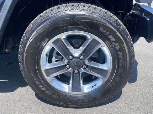 Used 2020 Jeep Wrangler Unlimited Sahara image 9